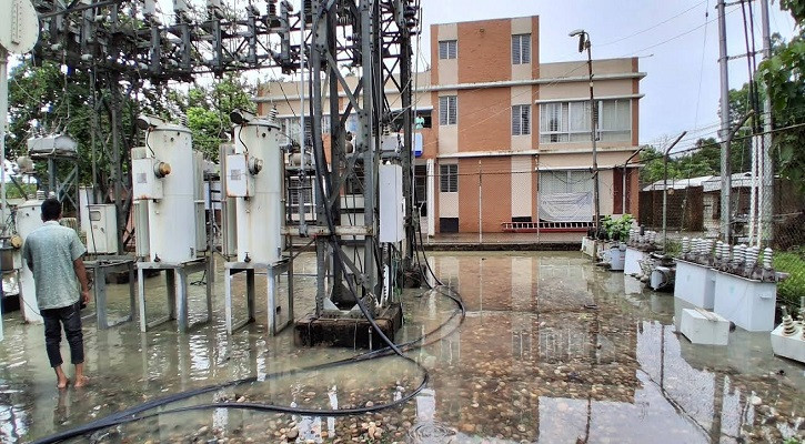 টানা বৃষ্টিতে চট্টগ্রামের বহু এলাকা বিদ্যুৎহীন, ভোগান্তিতে পরীক্ষার্থীরা