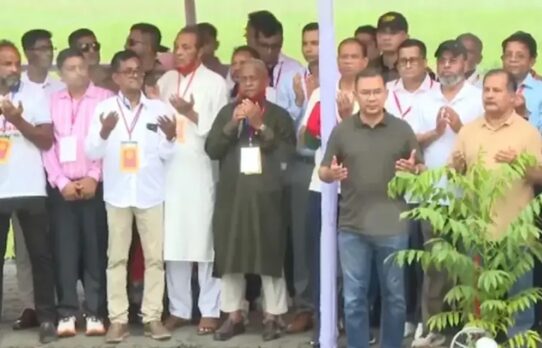 বরিশাল পৌঁছেছেন প্রধানমন্ত্রী, অংশ নিয়েছেন বৃক্ষরোপণ কর্মসূচিতে