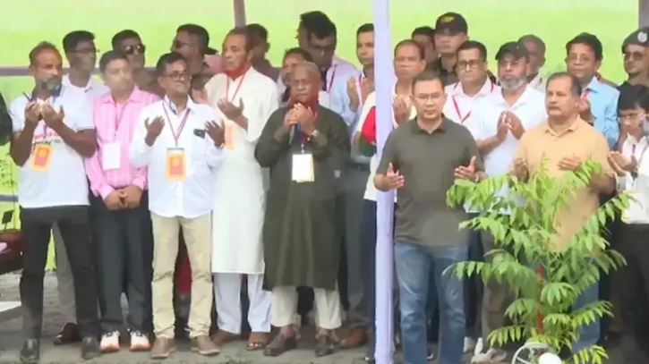 বরিশাল পৌঁছেছেন প্রধানমন্ত্রী, অংশ নিয়েছেন বৃক্ষরোপণ কর্মসূচিতে