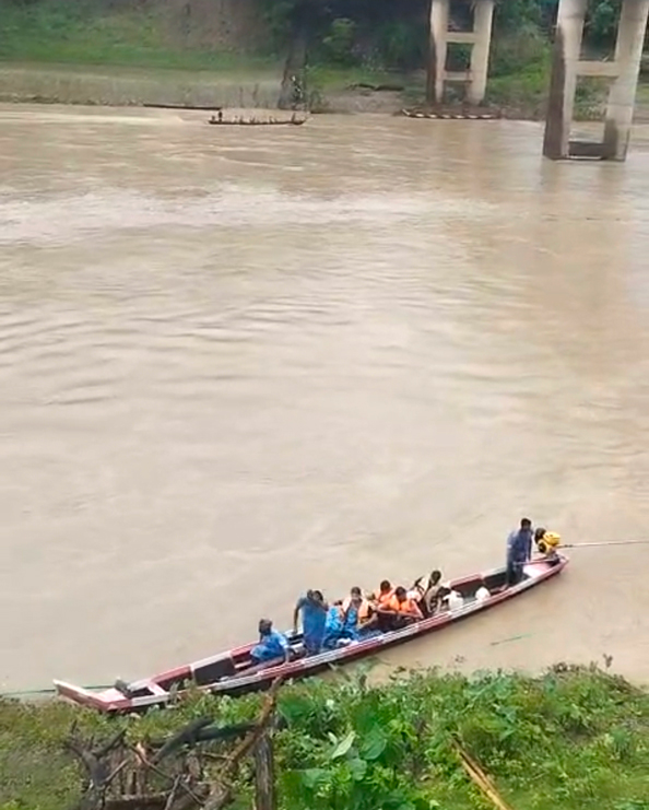 নাফাখুম-বাঘের মুখে আটকা ৩৭ পর্যটক