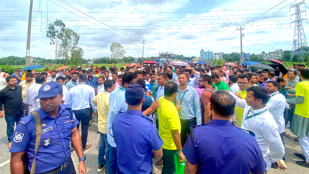 চীনা অর্থনৈতিক অঞ্চলের ভিত্তিপ্রস্তর স্থাপন অনুষ্ঠানে ইসলামী ব্যাংকের চাকরিচ্যুতদের বিক্ষোভ