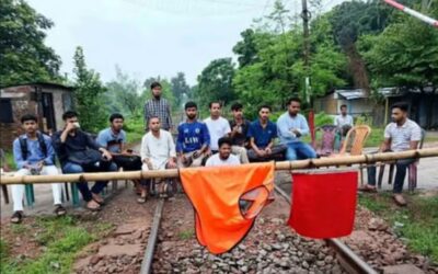 রাবি ছাত্রকে মারধরের প্রতিবাদে রেলপথ অবরোধ, ৬ ট্রেনের যাত্রা বিলম্ব