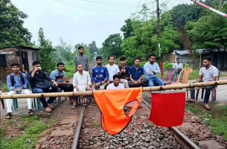 রাবি ছাত্রকে মারধরের প্রতিবাদে রেলপথ অবরোধ, ৬ ট্রেনের যাত্রা বিলম্ব