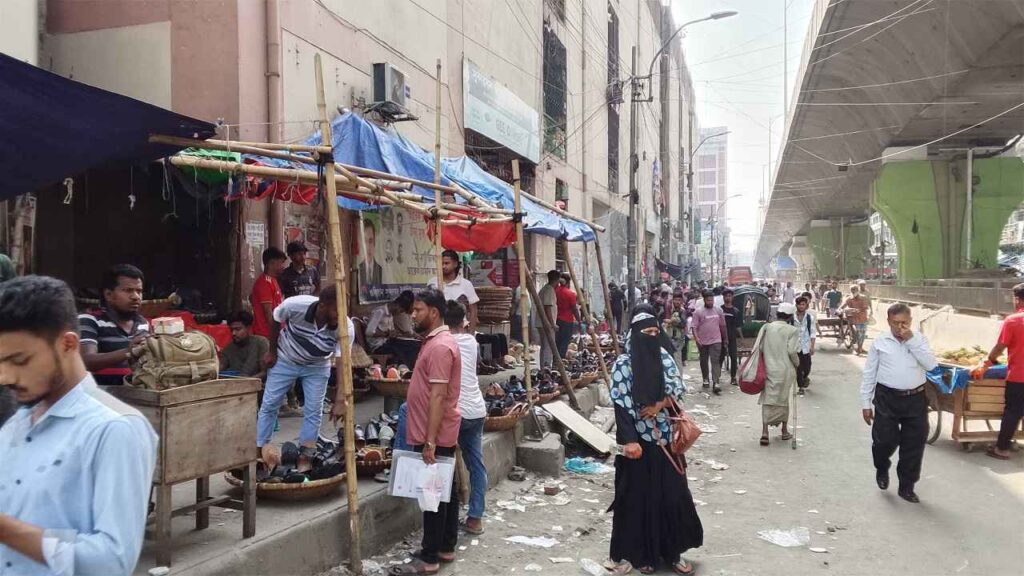 ঢাকার ফুটপাত ফের দখলে, ‘ব্যবস্থাপনার’ সুফল আদৌ মিলবে?