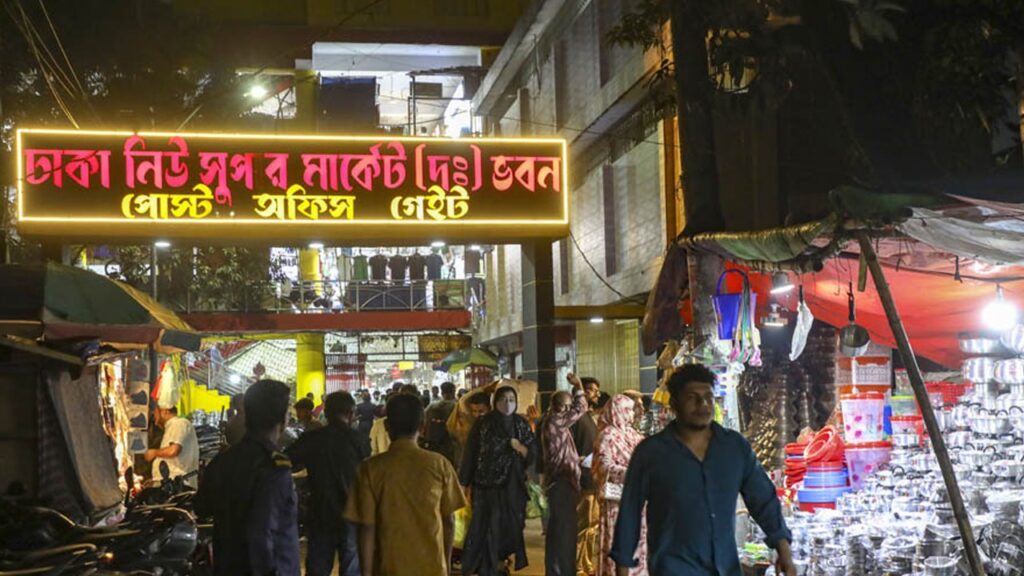 নিউমার্কেটের দোকানপাট জলাবদ্ধতার কারণে আপাতত বন্ধ