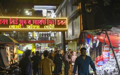 নিউমার্কেটের দোকানপাট জলাবদ্ধতার কারণে আপাতত বন্ধ