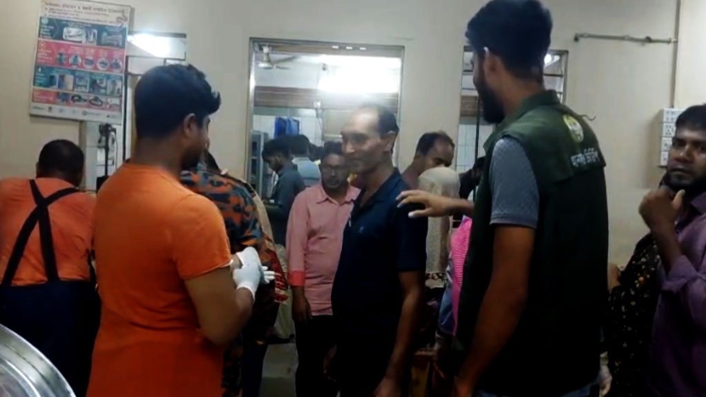 টাঙ্গাইলে বাস-ট্রাকের মুখোমুখি সংঘর্ষে নারী-শিশুসহ নিহত ৩