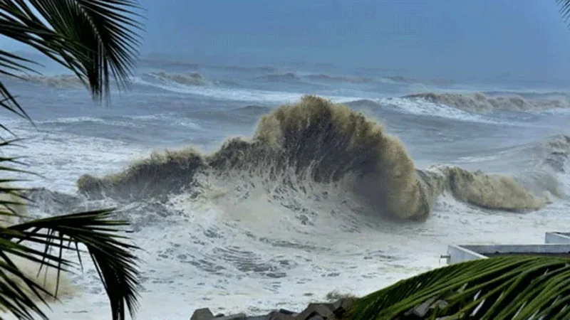 নিম্নচাপের প্রভাবে সাগর উত্তাল, বাড়ছে বৃষ্টি