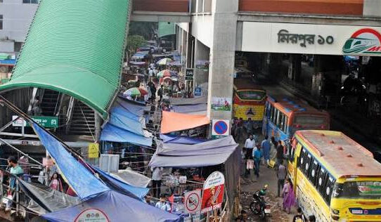 স্বপ্নের মেট্রোরেল স্টেশনের নিচে এখন হাটবাজার