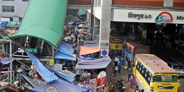 স্বপ্নের মেট্রোরেল স্টেশনের নিচে এখন হাটবাজার
