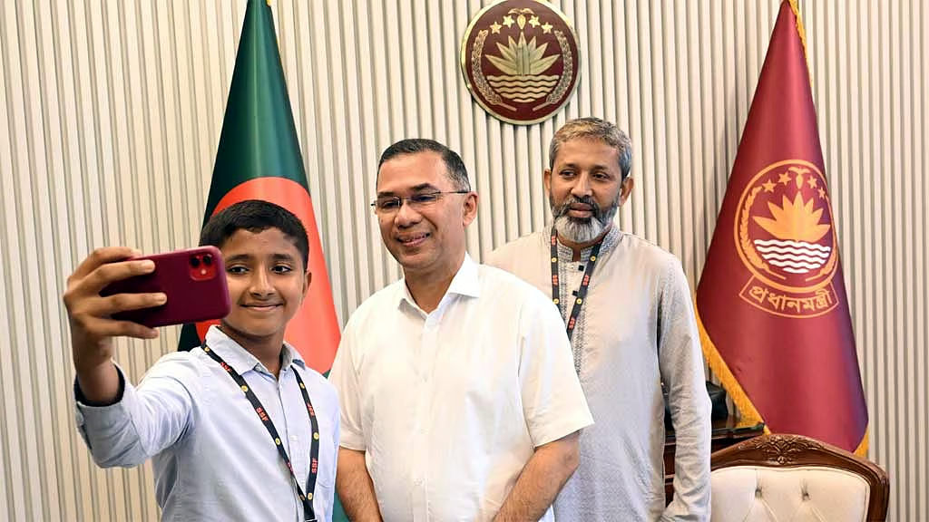 মাইলস্টোন শিক্ষার্থীকে ডেকে ড্রোন সেট ও বল উপহার দিলেন প্রধানমন্ত্রী