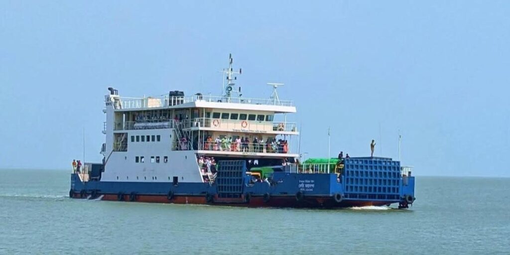 মাঝ নদীতে আটকা হাতিয়ার ফেরি, ব্যাহত নৌ চলাচল