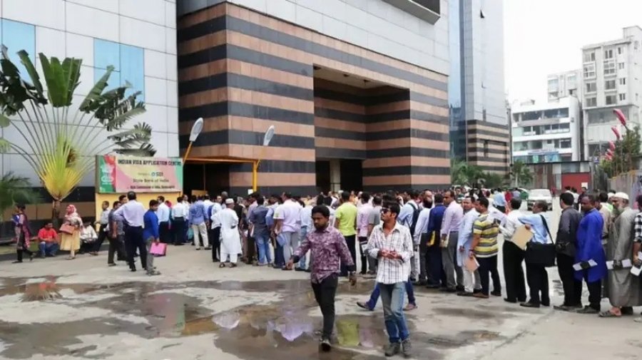 ভারতীয় ভিসাকেন্দ্রে উপচে পড়া ভিড়, কেন ছুটছেন বাংলাদেশিরা