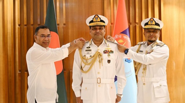 নবনিযুক্ত নৌবাহিনী প্রধানকে র্যাঙ্ক ব্যাজ পরালেন প্রধানমন্ত্রী