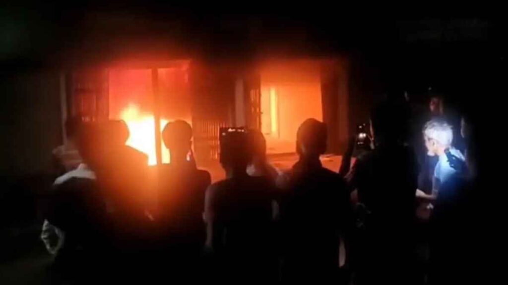 চাঁপাইনবাবগঞ্জে টিসিবির গুদামে ধরা আগুন নেভাতে গিয়ে যুবকের মৃত্যু