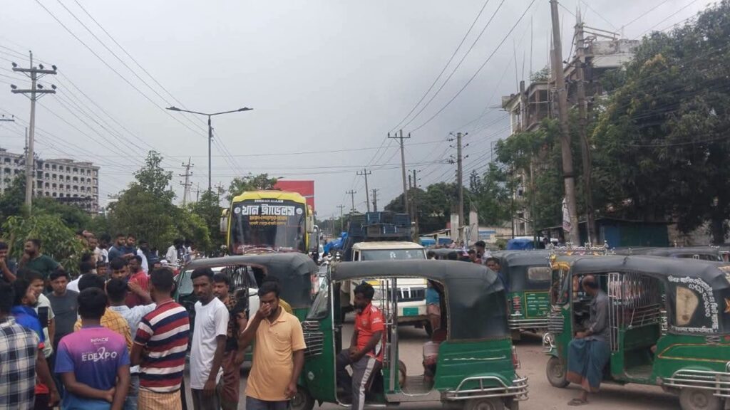 গ্যাস সংকটের প্রতিবাদে এয়ারপোর্ট সড়ক অবরোধ, তীব্র যানজট