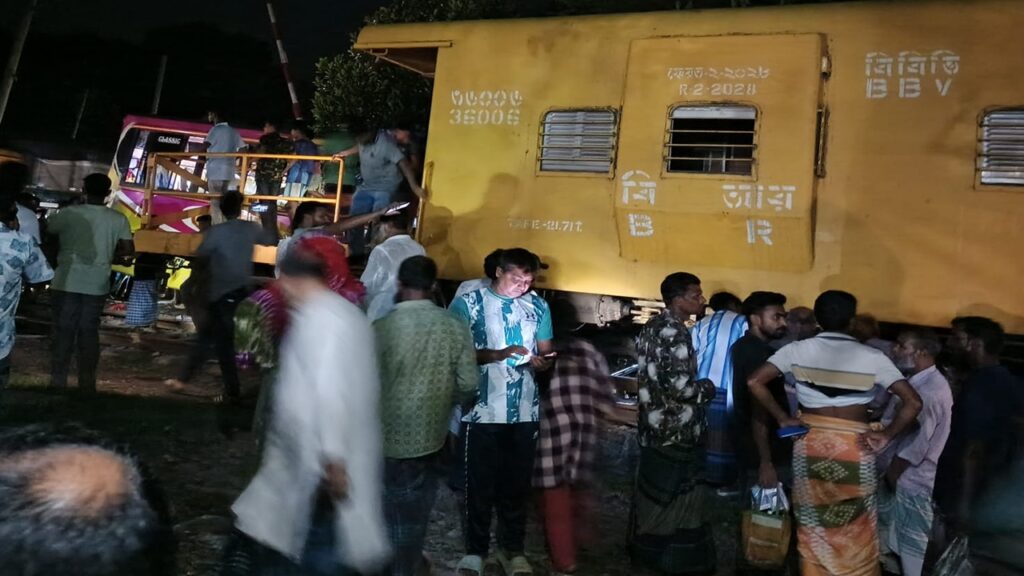ট্রেনের ওয়াগনের ধাক্কায় বাস-মাহেন্দ্র-অটোরিকশার ত্রিমুখী সংঘর্ষ, নিহত ২