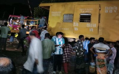 ট্রেনের ওয়াগনের ধাক্কায় বাস-মাহেন্দ্র-অটোরিকশার ত্রিমুখী সংঘর্ষ, নিহত ২