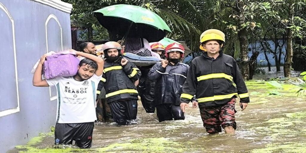 চট্টগ্রামে বুকসমান পানি পেরিয়ে প্রসূতিকে উদ্ধার করল ফায়ার সার্ভিস
