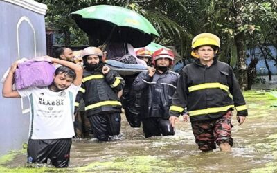 চট্টগ্রামে বুকসমান পানি পেরিয়ে প্রসূতিকে উদ্ধার করল ফায়ার সার্ভিস