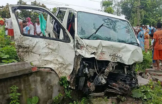 কনে নিয়ে ফেরার পথে মাইক্রোবাস খাদে, শিশুসহ নিহত ২