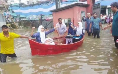 নৌকায় চড়ে কেন্দ্রে ঢুকলো এইচএসসি পরীক্ষার্থীরা