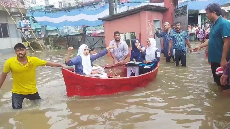 নৌকায় চড়ে কেন্দ্রে ঢুকলো এইচএসসি পরীক্ষার্থীরা