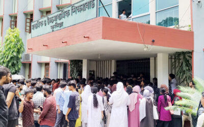 কুমিল্লা শিক্ষাবোর্ডের মূলফটক বন্ধ করে শিক্ষার্থীদের বিক্ষোভ