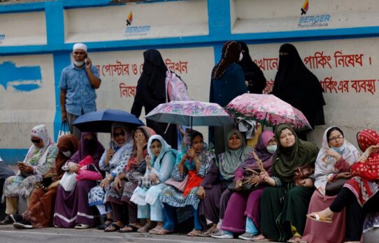 আন্দোলনের শঙ্কায় এইচএসসি কেন্দ্রে অভিভাবকদের বাড়তি উপস্থিতি