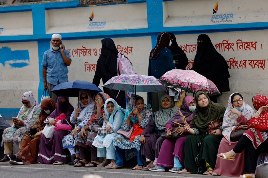 আন্দোলনের শঙ্কায় এইচএসসি কেন্দ্রে অভিভাবকদের বাড়তি উপস্থিতি