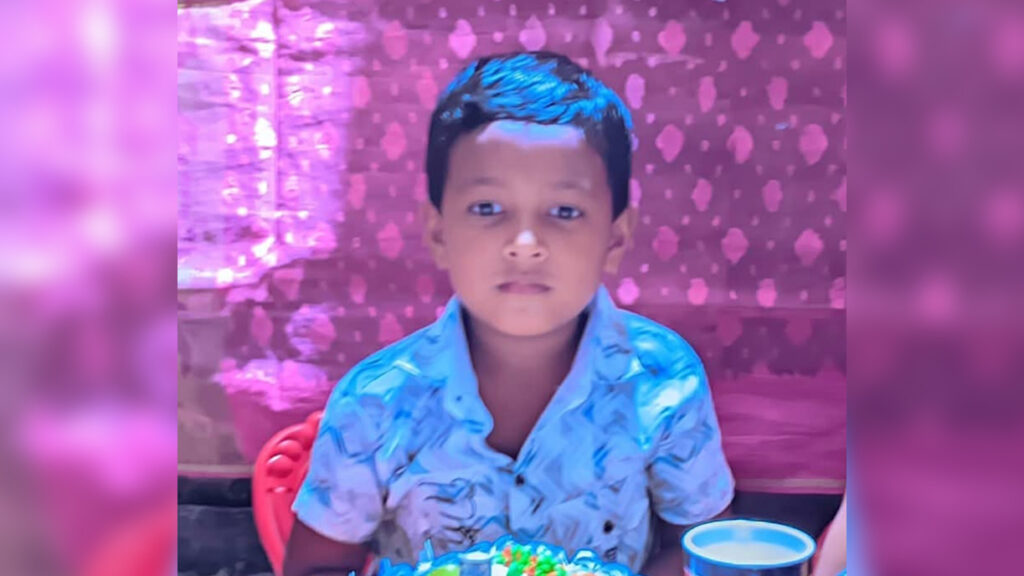 রংপুরে সড়ক দুর্ঘটনা: দাদা-বাবার ১০ ঘণ্টা পর না ফেরার দেশে চলে গেল বন্ধন