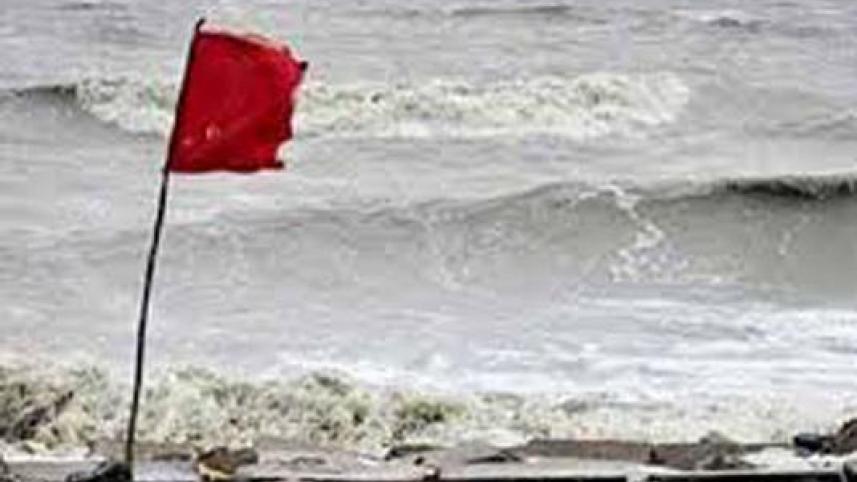 সুস্পষ্ট লঘুচাপের প্রভাবে বাড়ছে বৃষ্টি, সতর্ক সংকেত বহাল