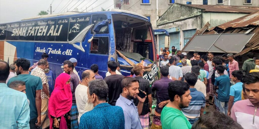 বগুড়ায় বাসচাপায় ৬ শ্রমিকের মৃত্যু, আহত ২০