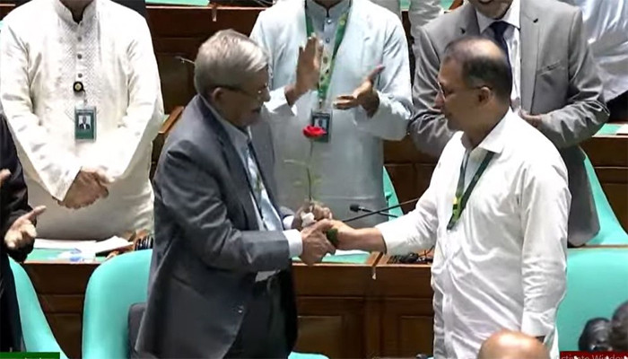 নির্বাচিত ২৩তম রাষ্ট্রপতি মির্জা ফখরুলকে লাল গোলাপ শুভেচ্ছা প্রধানমন্ত্রীর
