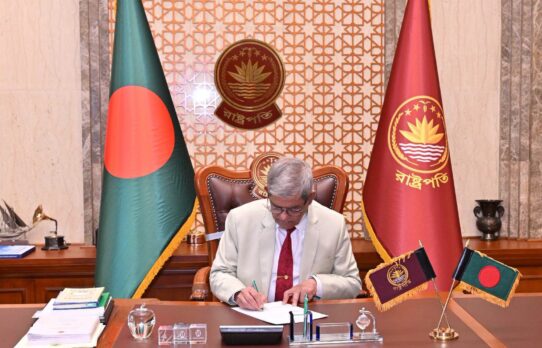 প্রথমবারের মতো বঙ্গভবনে দাপ্তরিক কার্যক্রম শুরু করেছেন রাষ্ট্রপতি
