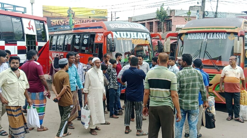 বাস শ্রমিকদের ওপর হামলা ও থ্রি-হুইলার চলাচল বন্ধের দাবিতে সড়ক অবরোধ