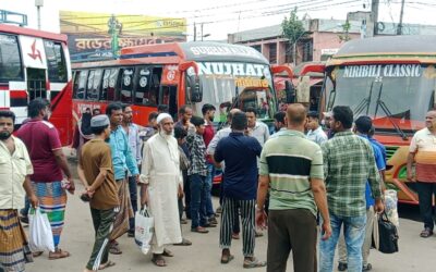 বাস শ্রমিকদের ওপর হামলা ও থ্রি-হুইলার চলাচল বন্ধের দাবিতে সড়ক অবরোধ