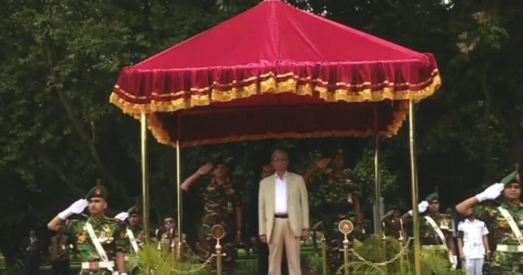 ‘গার্ড অব অনার’ নিয়ে বঙ্গভবনে অফিস কার্যালয়ে প্রবেশ করেছেন রাষ্ট্রপতি