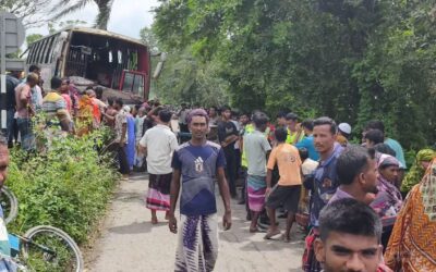 নাটোরে গরুবাহী গাড়ির সঙ্গে বাসের সংঘর্ষে নিহত ৩