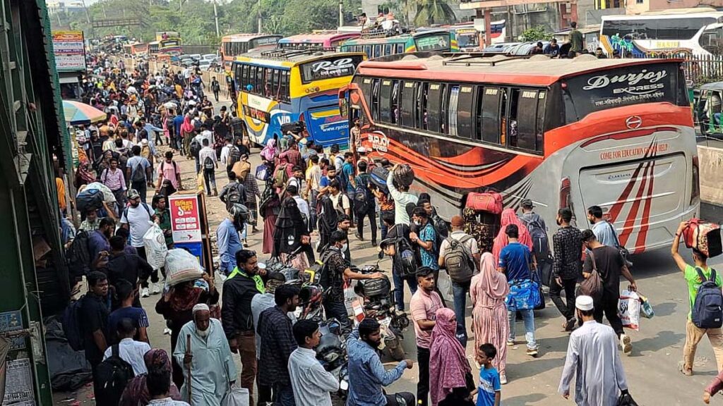 ছুটির আনন্দে ঘরমুখী মানুষের ঢল, গাজীপুরে মহাসড়কে তীব্র চাপ
