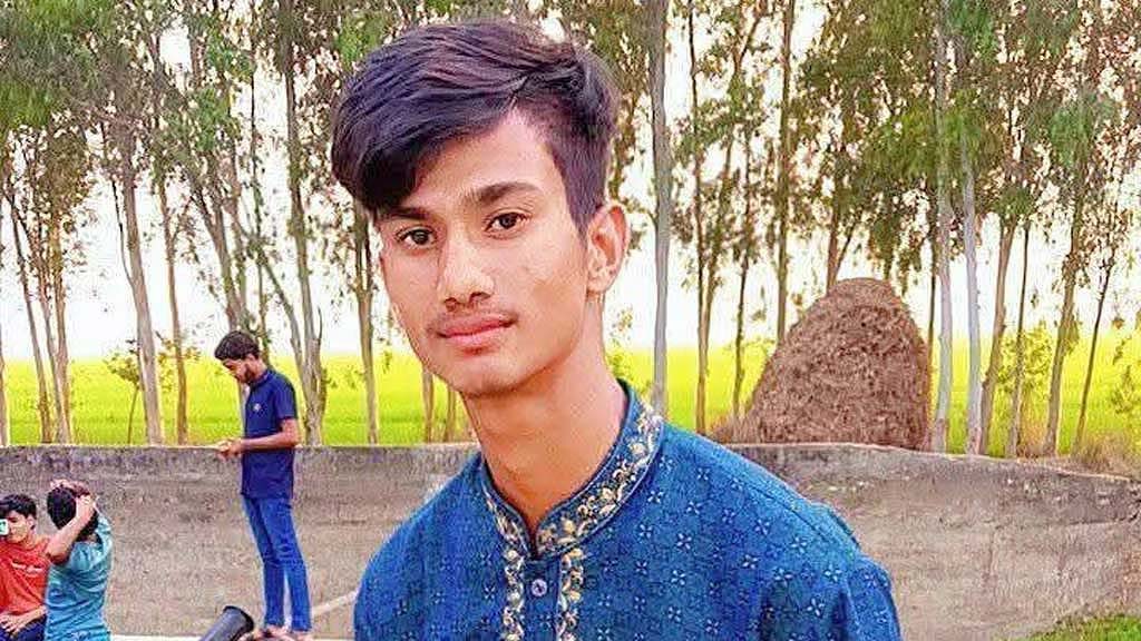 নওগাঁয় ট্রেনের ধাক্কায় প্রাণ গেল ইলিয়াস হোসেন নামের এক যুবকের