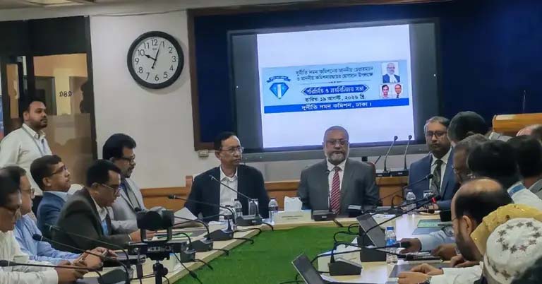 দুদকের নতুন চেয়ারম্যান ও কমিশনাররা বসেছেন মতবিনিময় সভায়