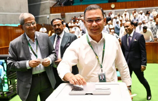 মির্জা ফখরুলকে সাথে নিয়ে ভোট দিলেন প্রধানমন্ত্রী