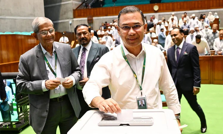 মির্জা ফখরুলকে সাথে নিয়ে ভোট দিলেন প্রধানমন্ত্রী