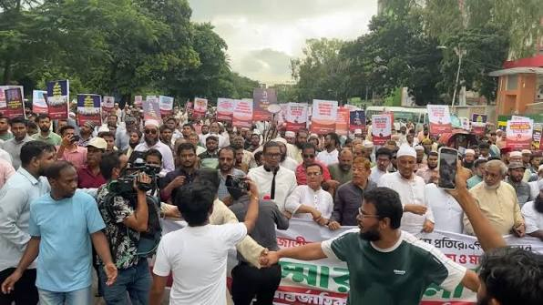 খুনের সঙ্গে জড়িতদের বিচারের দাবিতে সংসদ অভিমুখে গুম ফেরত ব্যক্তিদের পদযাত্রা