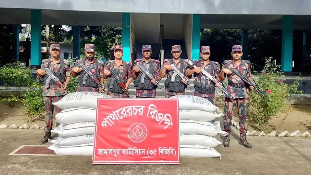 জামালপুর সীমান্তে ভারতে পাচারকালে ১৩ বস্তা সার জব্দ করে বিজিবি