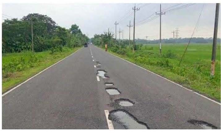 সংস্কারের পর স্বস্তির বদলে ভোগান্তিই পটুয়াখালী-কুয়াকাটা মহাসড়ক