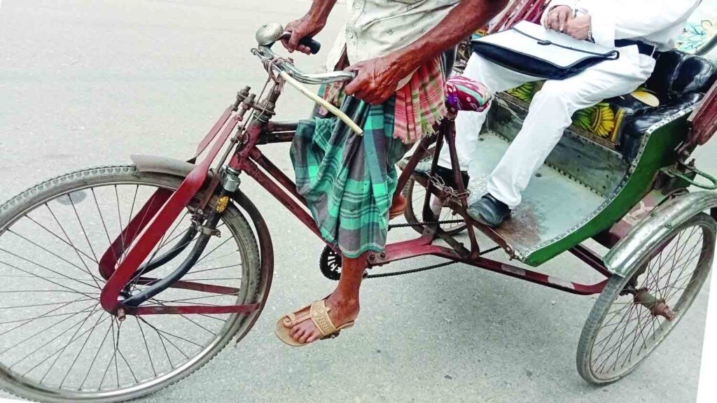 অবৈধ ব্যাটারি রিকশার দাপটে হারিয়ে যাচ্ছে প্যাডেল রিকশা,চুরি হচ্ছে বিদ্যুত