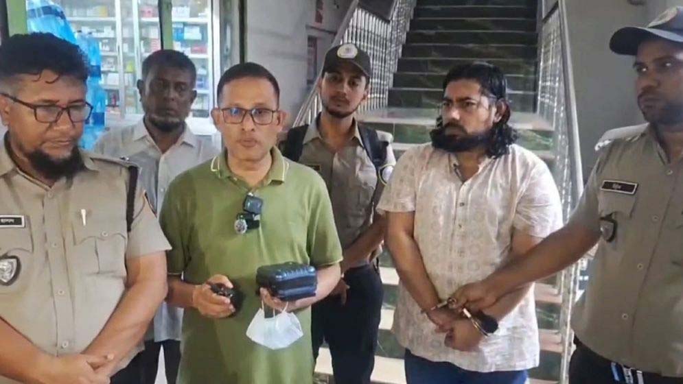 চাঁদপুরে হাসপাতাল থেকে ইয়াবাসহ চিকিৎসক গ্রেফতার