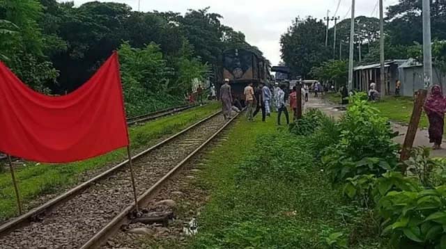 রেললাইনে লাল কাপড়, ঢাকা-ময়মনসিংহ রুটে ট্রেন চলাচল বন্ধ